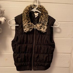 Girls black Vest jacket with faux fur colkar